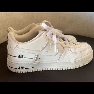 Air Force 1s black trimming